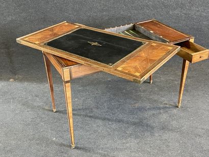 Table de tric trac en frisage à plateau retourné.

Epoque...