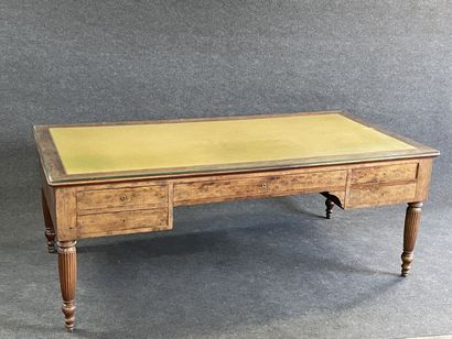 Grand bureau plat en placage de noyer, pieds...