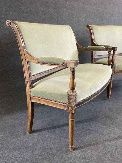 Paire de banquettes garnies de velours vert.

Style...