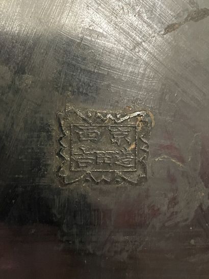 Grand vase en bronze patiné japonais.

H:...