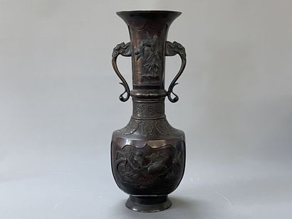 Grand vase en bronze patiné japonais.

H:...