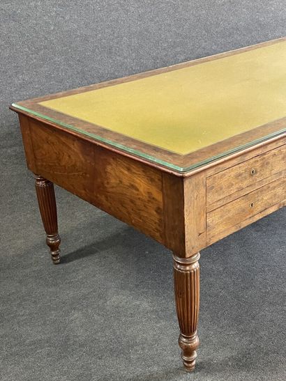 Grand bureau plat en placage de noyer, pieds...