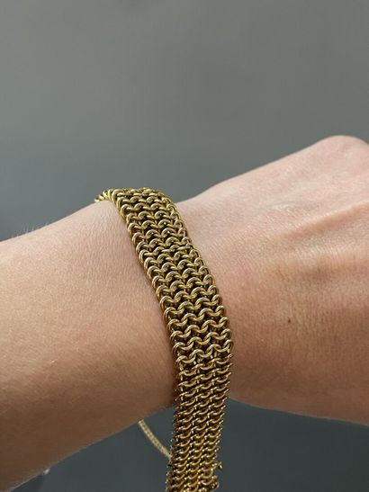 Bracelet souple en or. 

Poids: 25 g. 

Fermoir...