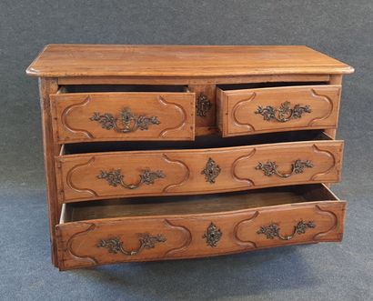 Commode parisienne en noyer mouluré.

XVIII°...