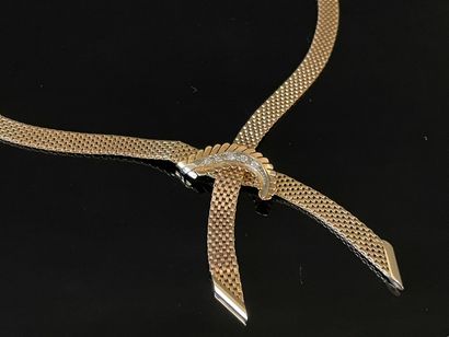 Collier en or, figurant un ruban, pavage...