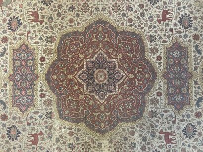 Grand tapis d'Orient. 

460 x 340 cm. 

Usures...
