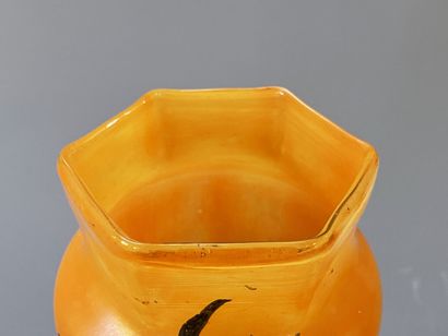 LEGRAS 

Vase en verre orangé, à décor émaillé...