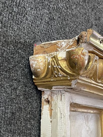 Trumeau en bois et stuc doré et laqué, avec...