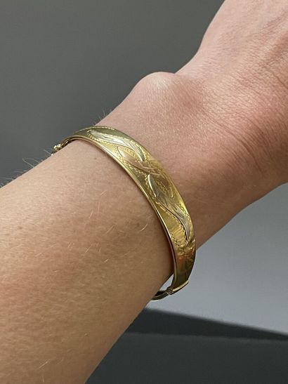 Bracelet en or, décor incisé, 750°/00.

6...