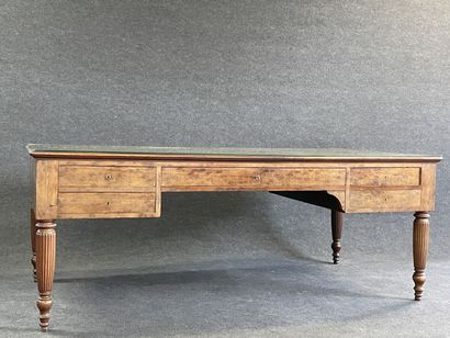 Grand bureau plat en placage de noyer, pieds...