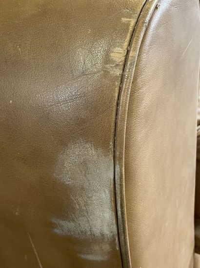 Hugues CHEVALIER Fauteuil club en cuir fauve

Bon...