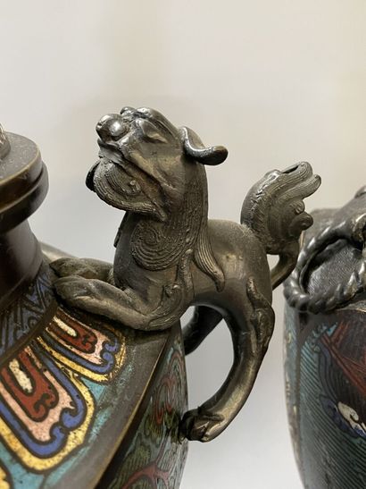 JAPON vers 1900:

Garniture de cheminée comprenant...