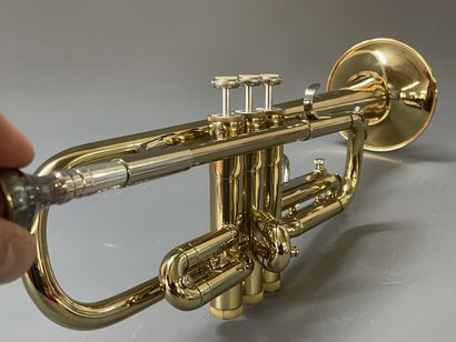 Trompette en métal doréà trois pistons de...
