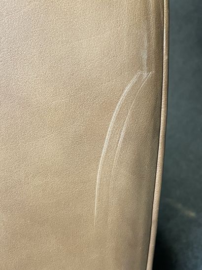 Hugues CHEVALIER Fauteuil club en cuir fauve

Bon...