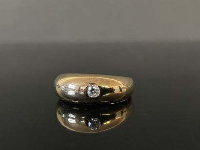 Bague jonc en or sertie d'un petit diamant...
