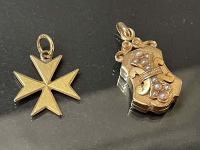 Petite broche ronde, pendentif souvenir et...