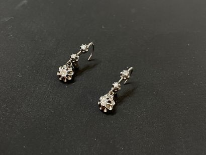 Paire de boucles d'oreille dormeuses en or...