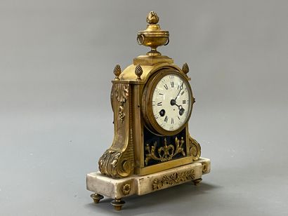 Pendule en bronze doré, base en marbre blanc...