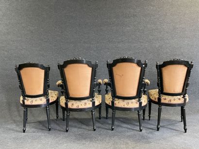 Salon en bois laqué noir , garni de tapisserie...