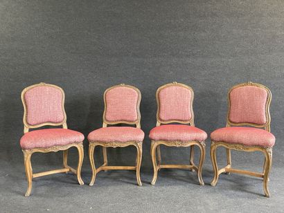 Suite de quatre chaises en bois mouluré.

Epoque...