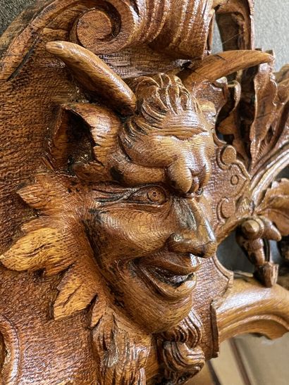 Miroir en chêne sculpté et ajouré à décor...