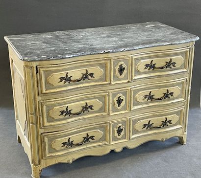 Commode arbalète en bois mouluré.

XVIIIème.

Laquée...