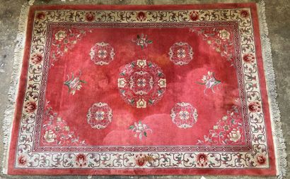 Grand tapis en laine rouge.

Chine XX°. 

290...