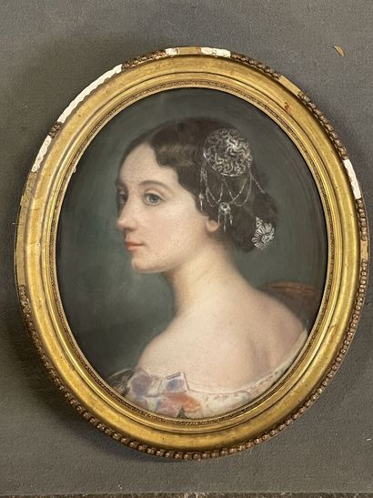 Ecole française fin XIX°

Portrait en médaillon...
