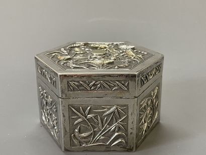 Boîte asiatique hexagonale en argent, décor...