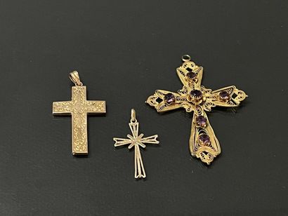 Trois croix religieuses.

- croix en or 750°/00,...