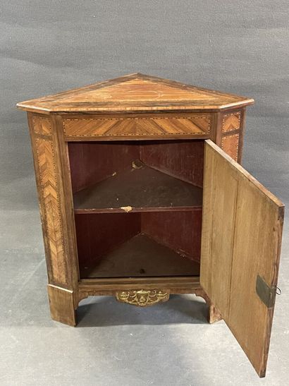 Encoignure en frisage.

Style Louis XVI,...