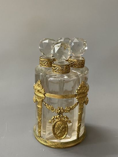 Ensemble de garnitures de toilettes en verres...