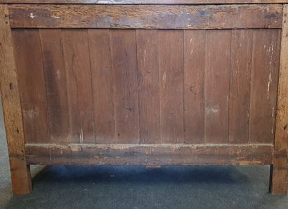 Commode parisienne en noyer mouluré.

XVIII°...