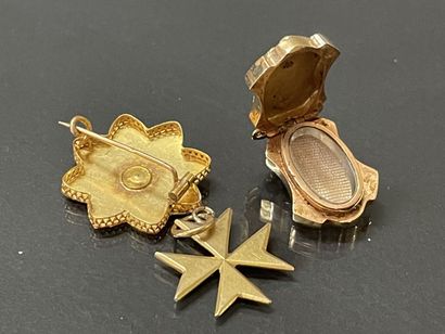 Petite broche ronde, pendentif souvenir et...