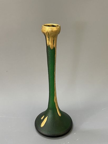 DELVAUX

Soliflore en verre couleur émeraude,...