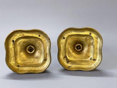 Paire de flambeaux en bronze doré figurant...
