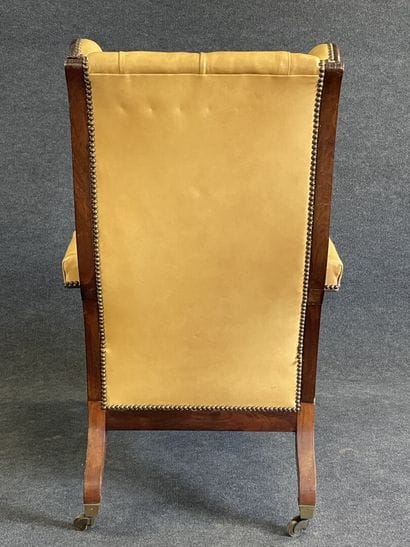 Fauteuil à mécanisme en acajou, garni de...