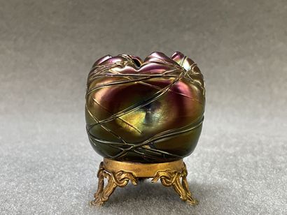 LOETZ attribué à 

Petit vase en verre irisé,...