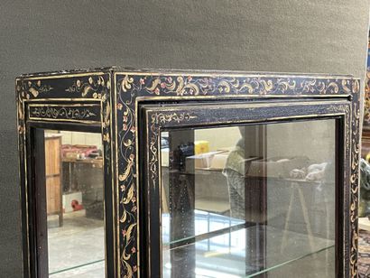 Vitrine asiatique en bois laqué, décor doré,...