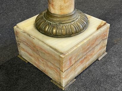 Colonne support en marbre et bronze doré.

Vers...