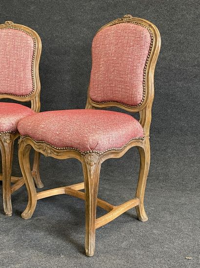 Suite de quatre chaises en bois mouluré.

Epoque...
