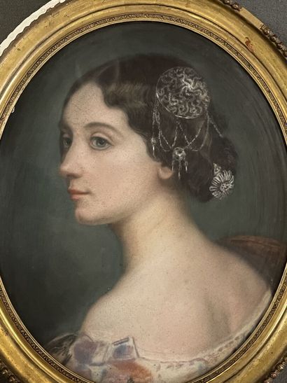 Ecole française fin XIX°

Portrait en médaillon...