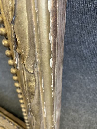 Paire de cadres en bois et stuc doré à feuilles...