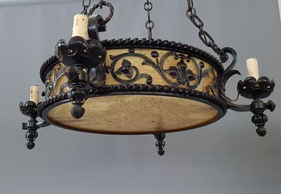 Suspension néo-renaissance en fer forgé.

Début...