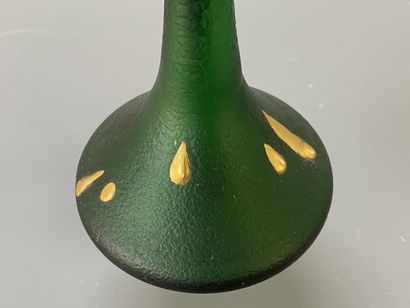 DELVAUX

Soliflore en verre couleur émeraude,...