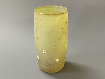 DAUM. 

Petit vase en verre givré, décor...