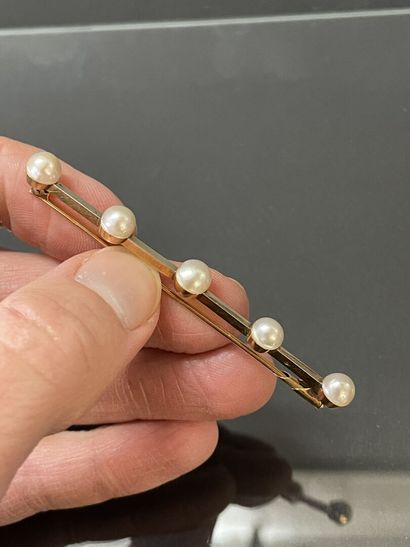 Broche en or agrémentée de cinq perles de...