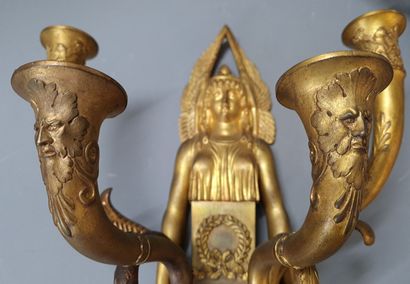 Paire d'appliques en bronze doré ciselé figurant...
