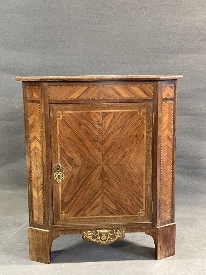 Encoignure en frisage.

Style Louis XVI,...