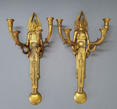 Paire d'appliques en bronze doré ciselé figurant...